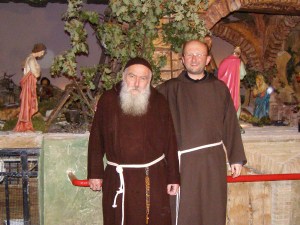Frate Carmelo e, a dx, Padre Gianluigi Pasquale.
