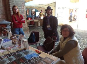 A sinistra Marta Leandra Mandelli, a destra Edizioni PerSempre (nella persona di Larcher, l'editor"o", al centro, e moglie)